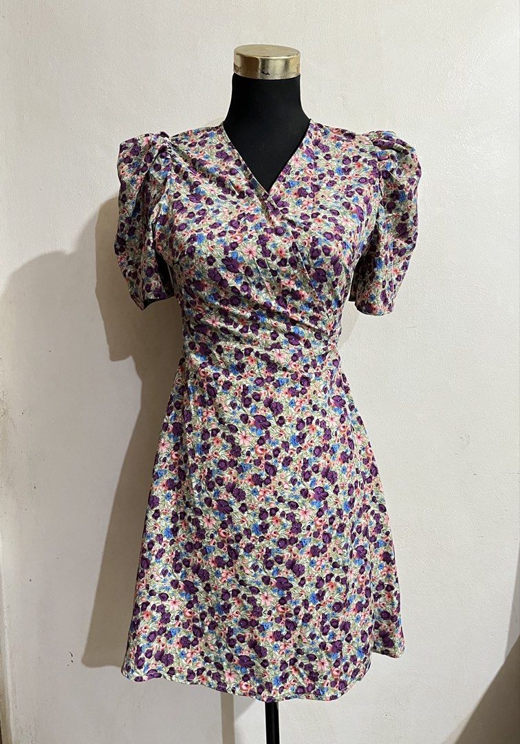 Floral Dress (Category: Dresses) located in Manila. Submitted by lovedbyherr.era (Listing ID 1461339074, Image 1). Description: • Can fit Small-Medium • Above the knee length .