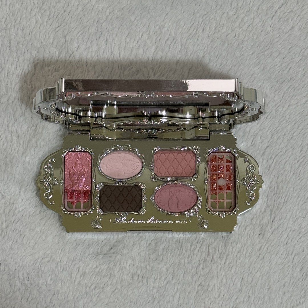 Flower Knows Pink Swan Eyeshadow (Category: Makeup) located in Pasig City. Submitted by lovedonceph (Listing ID 1461432187, Image 2). Description: Barely used, not my color Highlighters missing due to dropping 🥲.