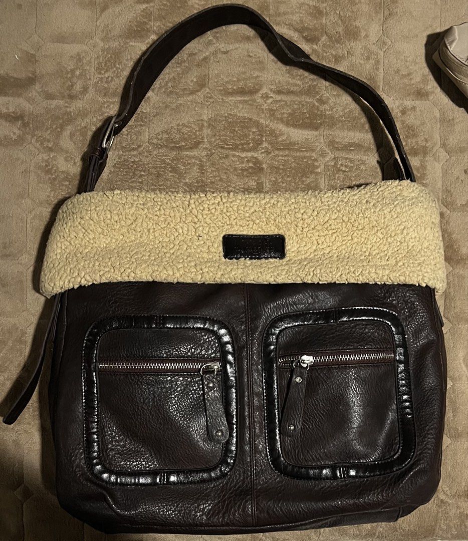 fold-over leather buckle bag (Category: Tote Bags) located in Manila. Submitted by pokenor111 (Listing ID 1461484369, Image 1). Description: .