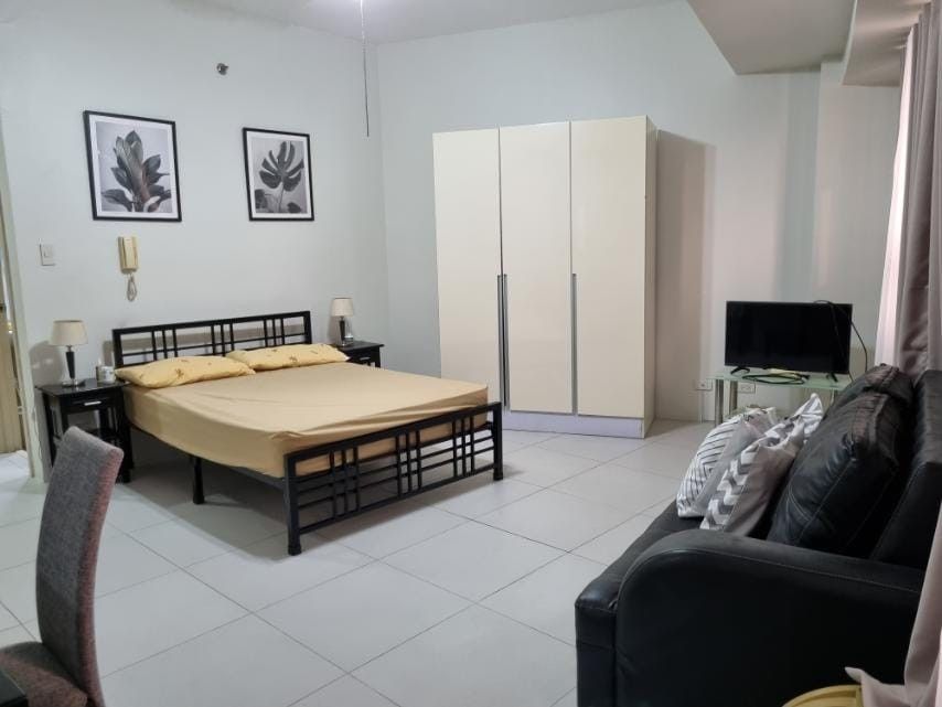 FOR LEASE: ICON RESIDENCES (Category: Apartments & Condos) located in Taguig. Submitted by jr_zulueta (Listing ID 1461508378, Image 1). Description: FOR LEASE: ICON RESIDENCES Tower 1 Studio 36 sqm PHP 7,000,000.00 Gross Negotiable Fully furnished No Parking Slot For viewing, please feel free to message/call me: 09770232167/09109992967 JR Visto Zulueta Licensed Real Estate Broker PRC No. 0035774 Valid until 11/30/2028 DHSUD No. 10048.