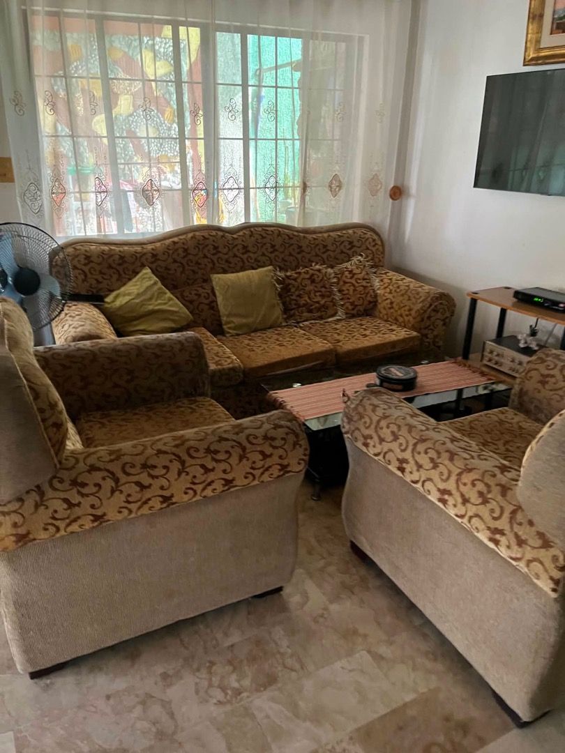 For Sale Sofa Set (Category: Sofas) located in Caloocan City. Submitted by gardiola (Listing ID 1461392732, Image 1). Description: .