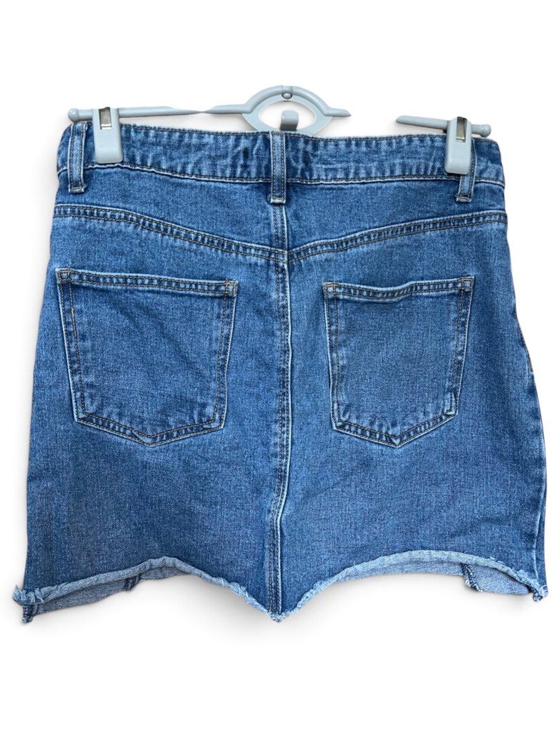 Forever 21 Distress Jeans Mini Skirt (Category: Skirts) located in Santol. Submitted by lululane (Listing ID 1461443793, Image 3). Description: S-L.