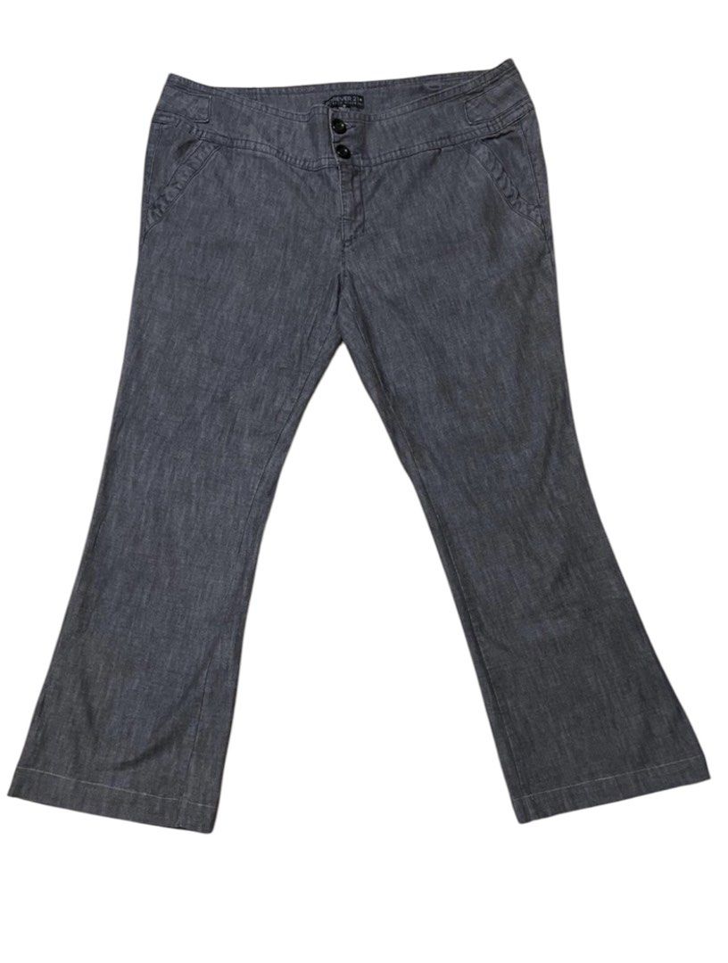 Forever 21 Flared Button-Up Pants plus size (Category: Jeans) located in Quezon City. Submitted by letsdeclutter101 (Listing ID 1461385266, Image 3). Description: - Forever 21 flared pants - High-waisted with double button closure - Subtle textured fabric - Classic flared leg - Perfect for dressing up or down.