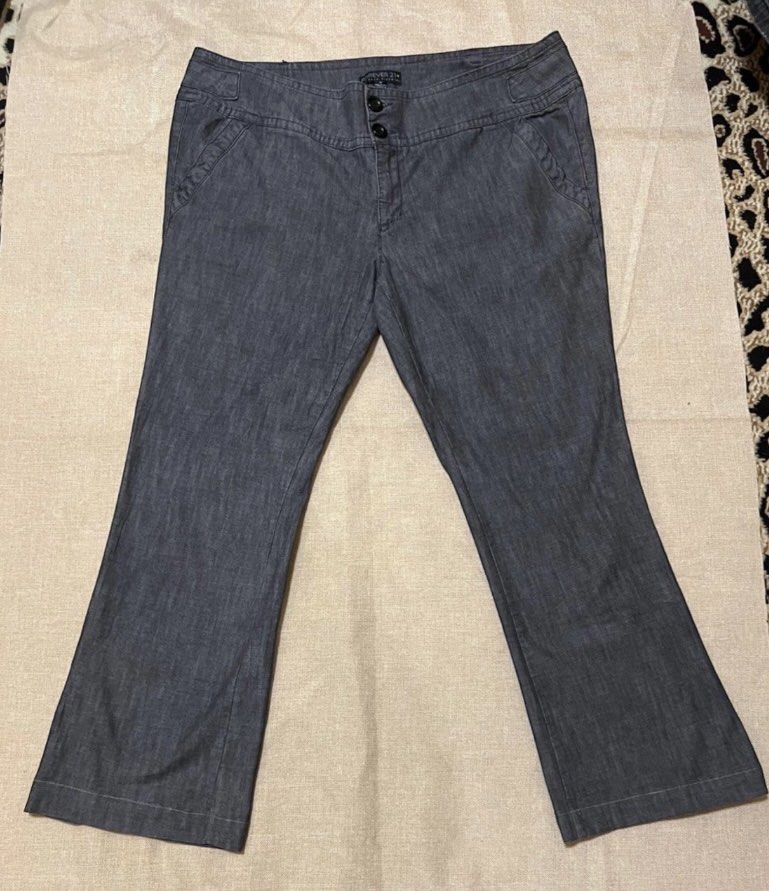 Forever 21 Flared Button-Up Pants plus size (Category: Jeans) located in Quezon City. Submitted by letsdeclutter101 (Listing ID 1461385266, Image 2). Description: - Forever 21 flared pants - High-waisted with double button closure - Subtle textured fabric - Classic flared leg - Perfect for dressing up or down.
