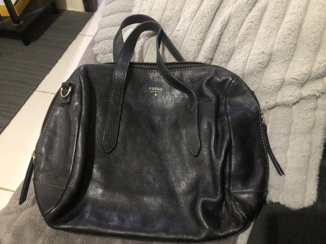 Fossil Black Leather Satchel Handbag (Category: Luxury Bags & Wallets) located in Angeles City. Submitted by vilma43 (Listing ID 1461506985, Image 1). Description: - Genuine black leather Fossil satchel - Classic satchel shape with top handles - Secure zipper closure - Multiple interior compartments and a zippered pocket - Perfect size for everyday use.