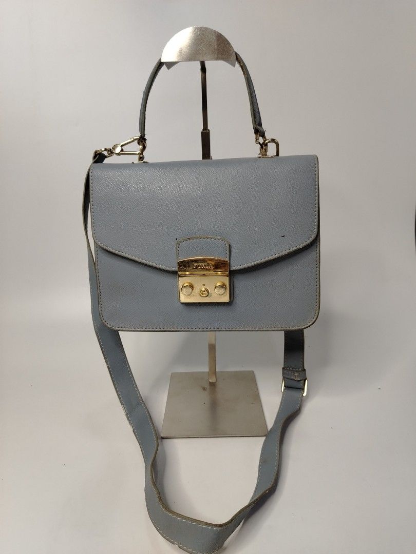 Furla Sling bag (Category: Luxury Bags & Wallets) located in San Carlos. Submitted by fashiondesancarlos05 (Listing ID 1461327082, Image 1). Description: Needs cleaning Needs restoration.