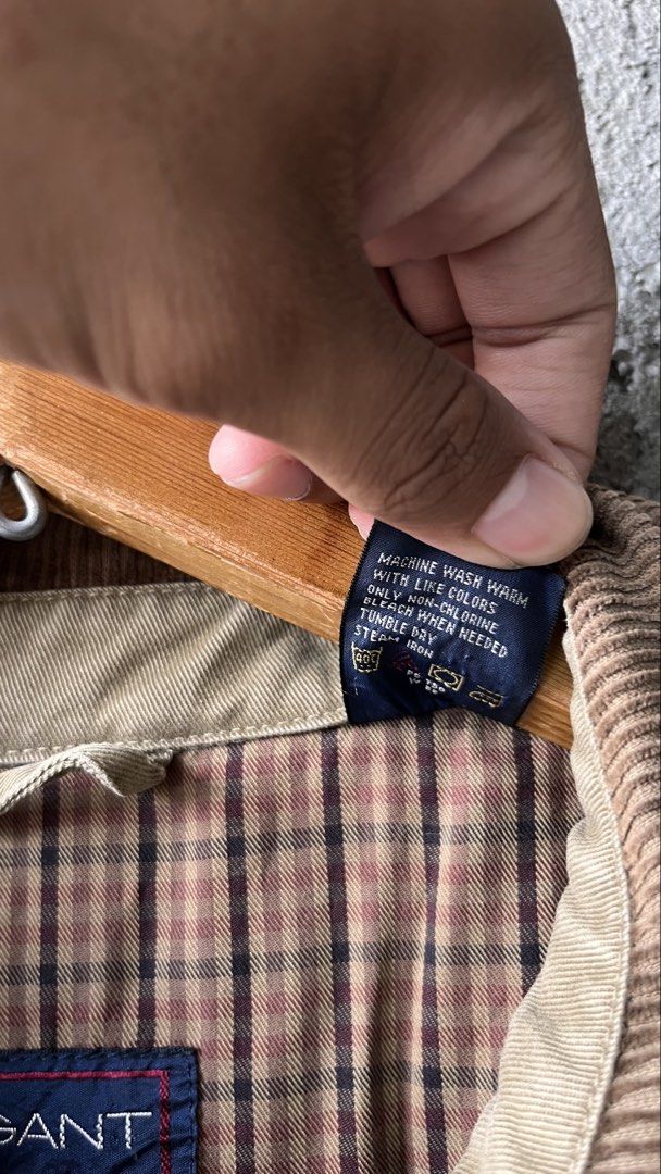 GANT Khaki Harrington Jacket XL/TG (Category: Coats, Jackets and Outerwear) located in Cabuyao City. Submitted by bulandos (Listing ID 1461428794, Image 3). Description: - Classic khaki Harrington jacket by GANT - Features a cozy plaid lining - Stylish corduroy collar detail - Elasticated cuffs and hem for a comfortable fit - Proudly made in Hong Kong - Ideal for versatile layering.
