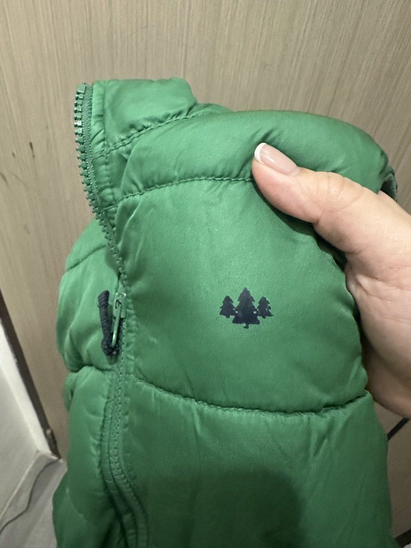 Gap winter vest (Category: Babies & Kids Fashion) located in Valenzuela. Submitted by mommyiish (Listing ID 1461474230, Image 2). Description: OLD NAVY winter vest cut tag.