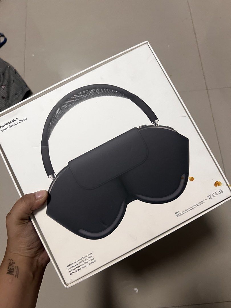 GEN 1 AIRPODS MAX MIDNIGHT LIGHTNING (Category: Earphones) located in Manila. Submitted by bouts_479 (Listing ID 1461535092, Image 2). Description: WITH BOX CHARGER CORD 2 CASES HARD AND SILICON FAIRVIEW PM FACEBOOK: SHANTI MATEO.