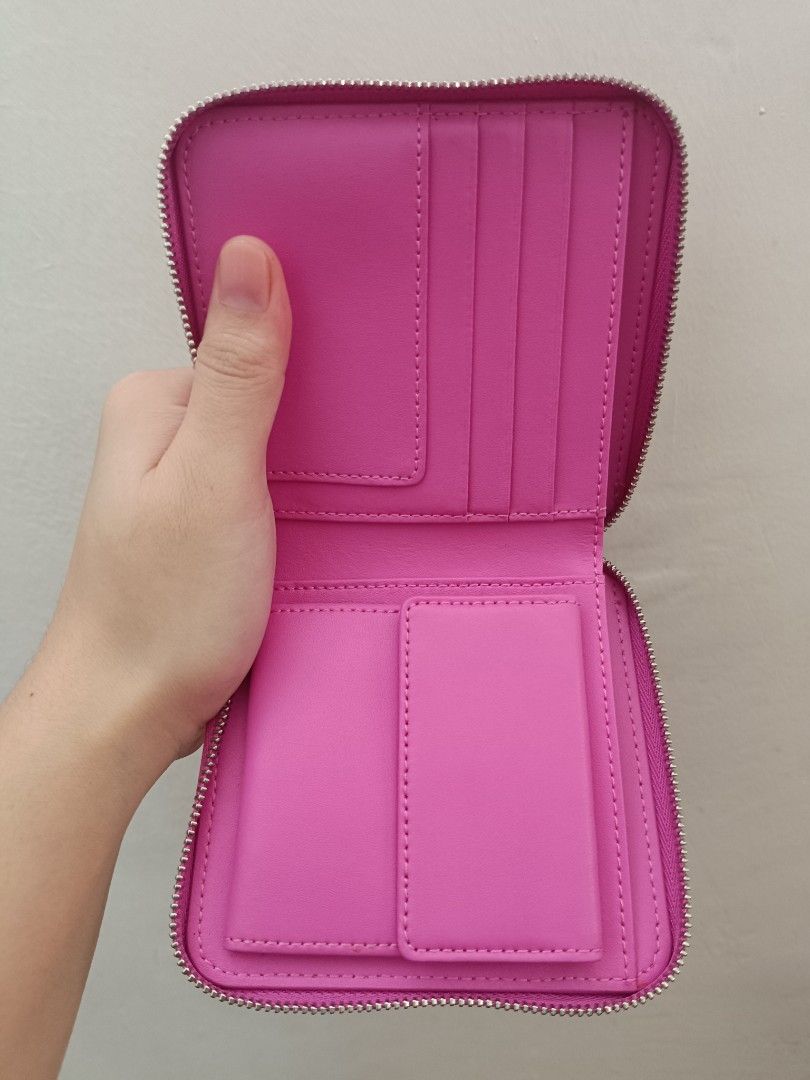 Genuine Leather Lovcat short wallet (Category: Wallets & Card holders) located in General Mariano Alvarez. Submitted by plsjewelryemporium (Listing ID 1461560204, Image 3). Description: Authentic Lovcat short wallet genuine leather material no issues and pwede po sa maselan with coin slot, card slot and bill slot not bulky PHP 1,100 only free SF via J&t express MOP: Gcash MOD: J&t express and lalamove NO COD/COP.