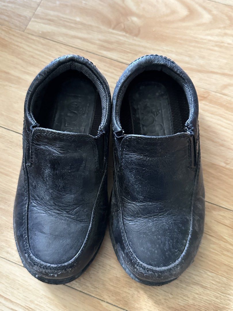 Gibi Black Leather Slip-on Shoes (Category: Babies & Kids Fashion) located in Cavite. Submitted by golchi (Listing ID 1461329515, Image 2). Description: - Black leather slip-on shoes - Easy to wear, just slide on - Size 25 - Outside looks good, inside shows some wear. Needs to be cleaned - School wear.