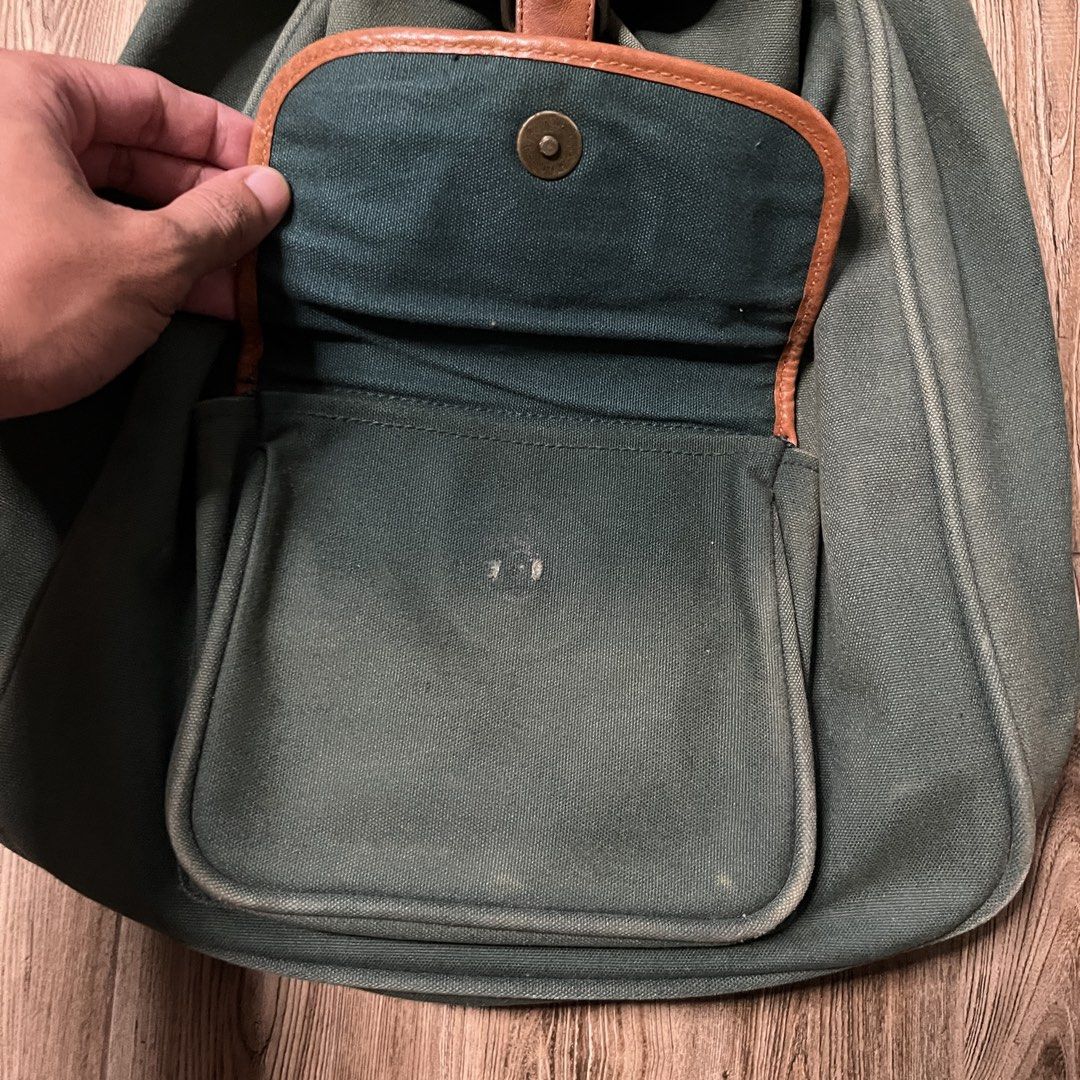 Giordano Classics Club Canvas Backpack (Category: Backpacks) located in Marikina City. Submitted by wayupcollective (Listing ID 1461363121, Image 3). Description: Giordano Classics Club Canvas Backpack ~ Good condition ~ Good for daily use ~ Missing lock in small front pocket Measurement Length: 17” Width: 11” Depth: 5” .