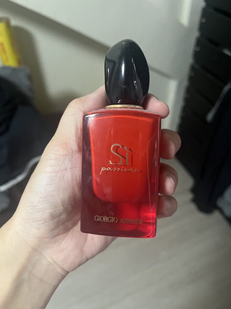 Giorgio Armani Si Passione Eau de Parfum 50ml (Category: Fragrance & Deodorants) located in Manila. Submitted by tinaoangie31124 (Listing ID 1461334205, Image 1). Description: - Giorgio Armani Si Passione Eau de Parfum - 50ml bottle - Distinctive red fragrance - Versatile for daily wear or special events - Features Si Passione logo and Giorgio Armani text - Batch code: 38T301X.