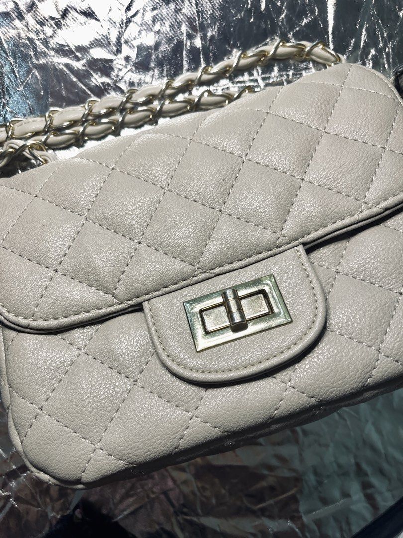 Gray Cross Body Bag (Category: Cross-body Bags) located in Roxas City. Submitted by strgrllv (Listing ID 1461390267, Image 1). Description: .