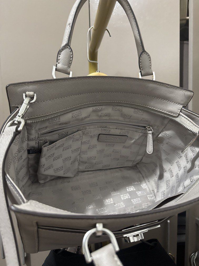 Gray Michael Kors Two Way Bag (Category: Cross-body Bags) located in Mexico. Submitted by studioleraph (Listing ID 1461499648, Image 3). Description: 🏷️ Brand: Michael Kors 👜 The actual item being sold is the original bag shown in the product photos. Small differences in color, texture, or details may occur. 💌 Condition: • Preloved; Have flaws • Please manage expectations as these are vintage/pre-owned pieces. • Colors may vary slightly due to