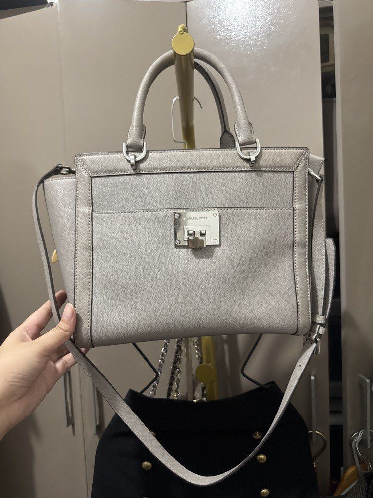 Gray Michael Kors Two Way Bag (Category: Cross-body Bags) located in Mexico. Submitted by studioleraph (Listing ID 1461499648, Image 1). Description: 🏷️ Brand: Michael Kors 👜 The actual item being sold is the original bag shown in the product photos. Small differences in color, texture, or details may occur. 💌 Condition: • Preloved; Have flaws • Please manage expectations as these are vintage/pre-owned pieces. • Colors may vary slightly due to