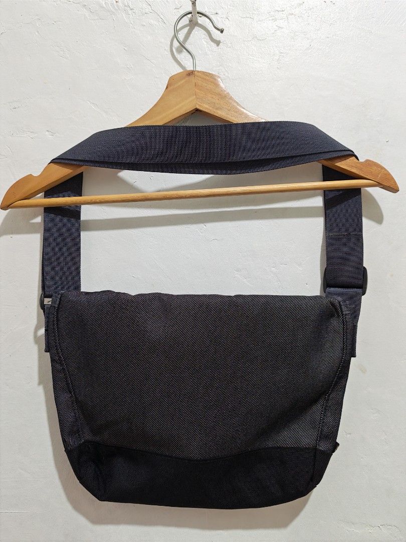 GREGORY SLING BAG (Category: Sling Bags) located in Pili. Submitted by janrypalmerodelima (Listing ID 1461457397, Image 2). Description: GREGORY SLING BAG EXCELLENT CONDITION 10/10 COLOR RATE NO ISSUE .