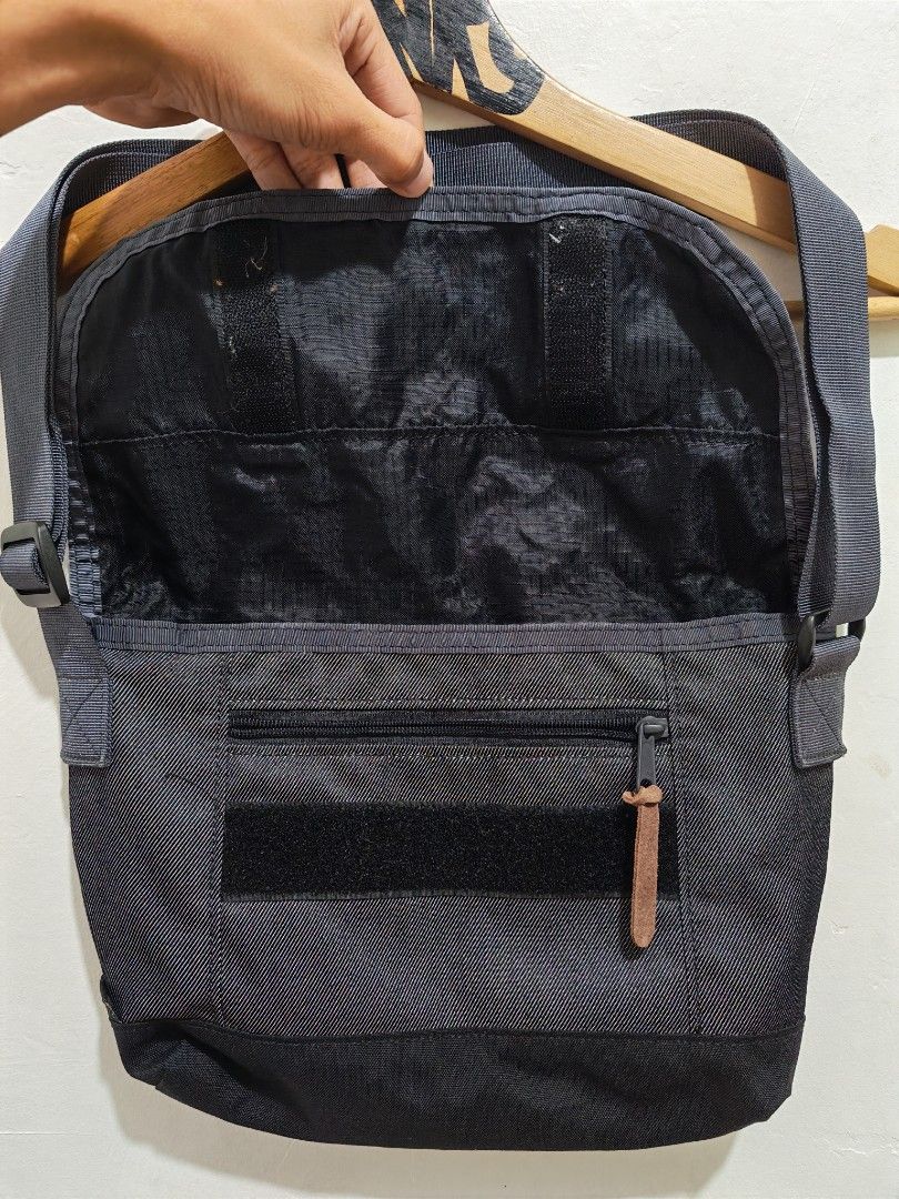 GREGORY SLING BAG (Category: Sling Bags) located in Pili. Submitted by janrypalmerodelima (Listing ID 1461457397, Image 3). Description: GREGORY SLING BAG EXCELLENT CONDITION 10/10 COLOR RATE NO ISSUE .