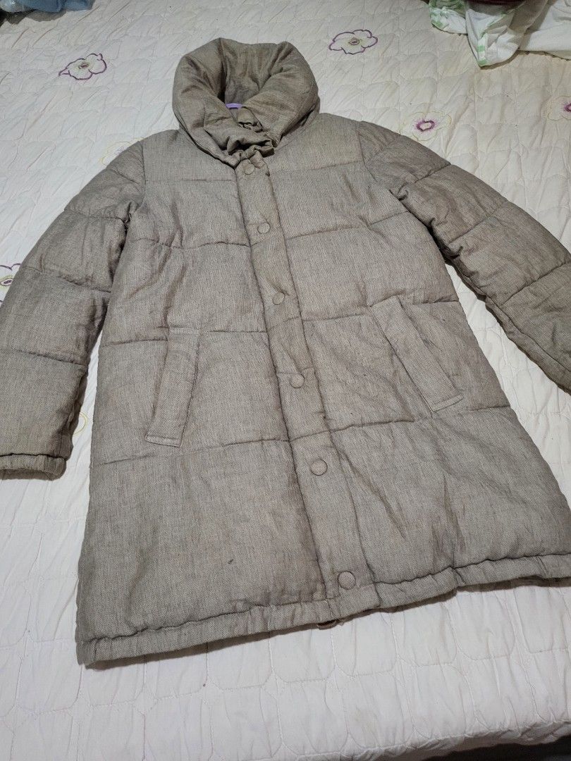 Grey Puffer Jacket with Knit Cuffs and Collar (Category: Coats, Jackets and Outerwear) located in Manila. Submitted by calmmountain.887b60 (Listing ID 1461335555, Image 2). Description: - Grey puffer jacket - Stand-up collar - Ribbed knit cuffs - Front button closure - Visible front pockets - Ideal for cooler weather - Comfortable and warm.