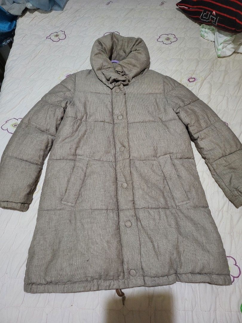 Grey Puffer Jacket with Knit Cuffs and Collar (Category: Coats, Jackets and Outerwear) located in Manila. Submitted by calmmountain.887b60 (Listing ID 1461335555, Image 3). Description: - Grey puffer jacket - Stand-up collar - Ribbed knit cuffs - Front button closure - Visible front pockets - Ideal for cooler weather - Comfortable and warm.