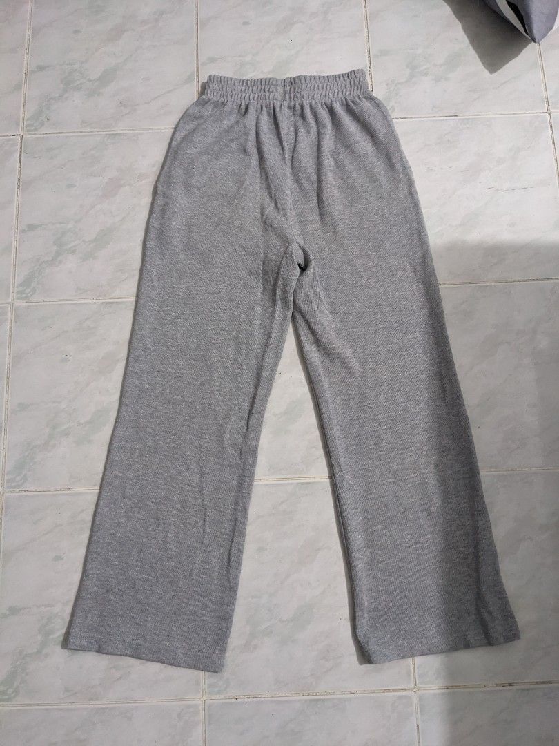 Grey Wide Leg Sweatpants (Category: Other Bottoms) located in Manila. Submitted by thriftsezsta (Listing ID 1461526469, Image 2). Description: - Comfy grey sweatpants - Elastic waistband for a great fit - Trendy wide-leg style - Features pockets - Ideal for lounging and casual outings - Versatile: pairs easily with any top.