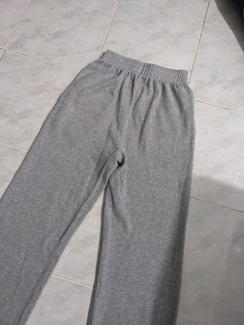 Grey Wide Leg Sweatpants (Category: Other Bottoms) located in Manila. Submitted by thriftsezsta (Listing ID 1461526469, Image 3). Description: - Comfy grey sweatpants - Elastic waistband for a great fit - Trendy wide-leg style - Features pockets - Ideal for lounging and casual outings - Versatile: pairs easily with any top.