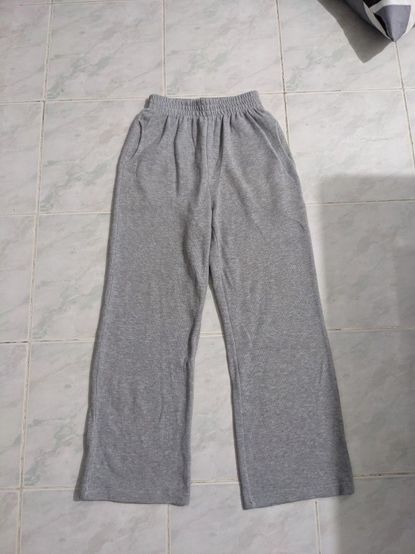 Grey Wide Leg Sweatpants (Category: Other Bottoms) located in Manila. Submitted by thriftsezsta (Listing ID 1461526469, Image 1). Description: - Comfy grey sweatpants - Elastic waistband for a great fit - Trendy wide-leg style - Features pockets - Ideal for lounging and casual outings - Versatile: pairs easily with any top.