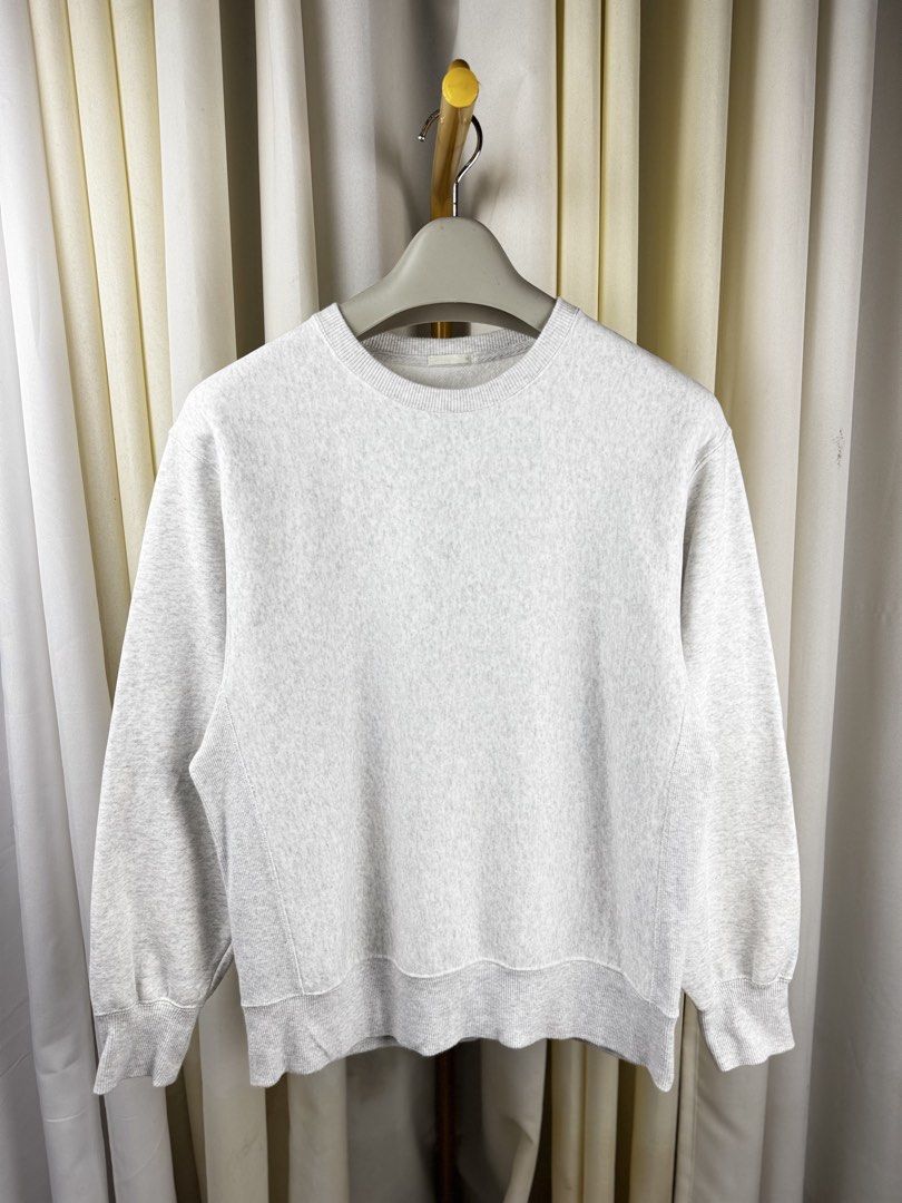 GU Grey Crewneck Sweatshirt (Category: Coats, Jackets and Outerwear) located in Baguio. Submitted by pierre_angelo (Listing ID 1461427912, Image 1). Description: - Classic grey crewneck sweatshirt - Ribbed cuffs and hem for a snug fit - Versatile piece, great for layering or wearing on its own - Tag indicates size M.