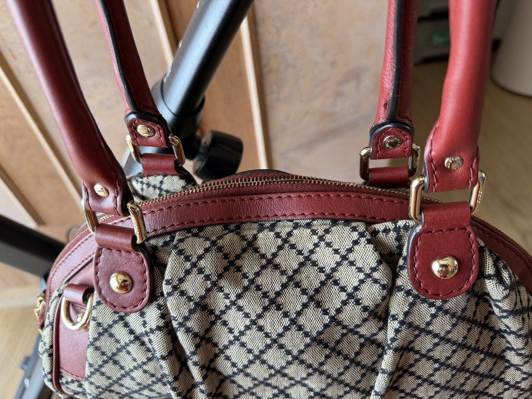 Gucci （分類：手袋及銀包）位於 Hong Kong。 由 actreasure 提交（商品編號 1461365955，圖片 3）。簡介： Gucci vintage GG monogram canvas、酒紅皮邊、Boston/旅行袋款，有原裝防塵袋、肩帶、卡紙。