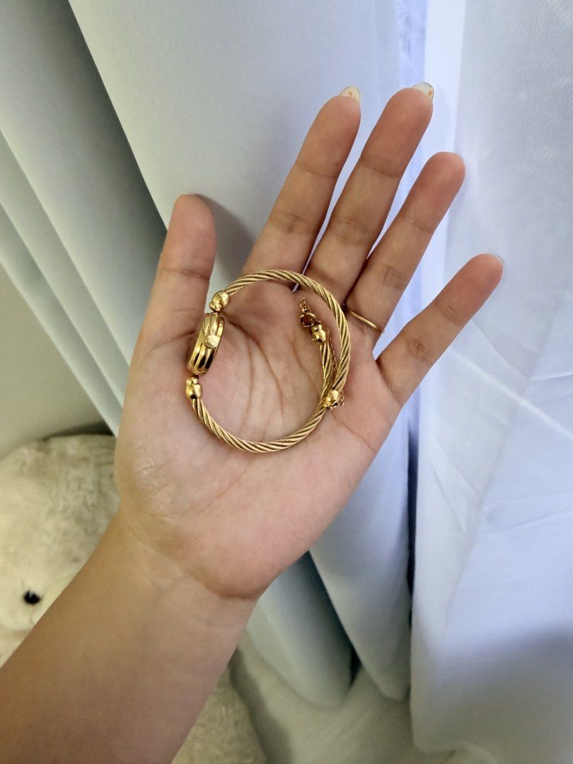 Gucci bangle watch (Category: Women's Watches) located in Apalit. Submitted by lunakobe (Listing ID 1461444113, Image 3). Description: .