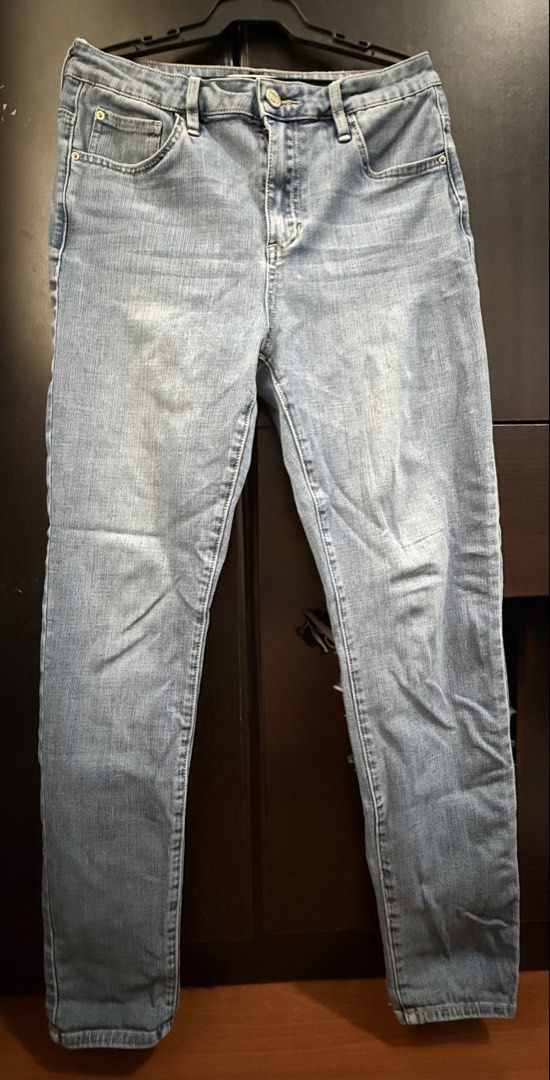 Guess Curvy High Rise Jeans Size 29 (Category: Jeans) located in Manila. Submitted by totrafort_charot (Listing ID 1461399691, Image 1). Description: - Light wash Guess jeans - Curvy fit with a high rise - Size 29 - Comfortable cotton blend fabric - Ideal for everyday wear - Manage your expectations as item was used -RFS : decluttering.