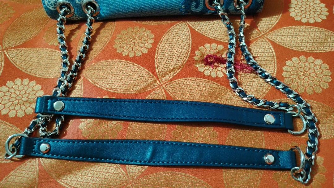 Guess Denim Patchwork Chain Shoulder Bag (Category: Shoulder Bags) located in Caloocan City. Submitted by tweetyferrer (Listing ID 1461352495, Image 3). Description: - Stylish Guess bag with unique denim patchwork design. - Features the iconic Guess logo printed all over. - Elegant silver chain strap accented with leather. - Interior pockets for convenient organization. - Versatile for everyday wear or evening outings..