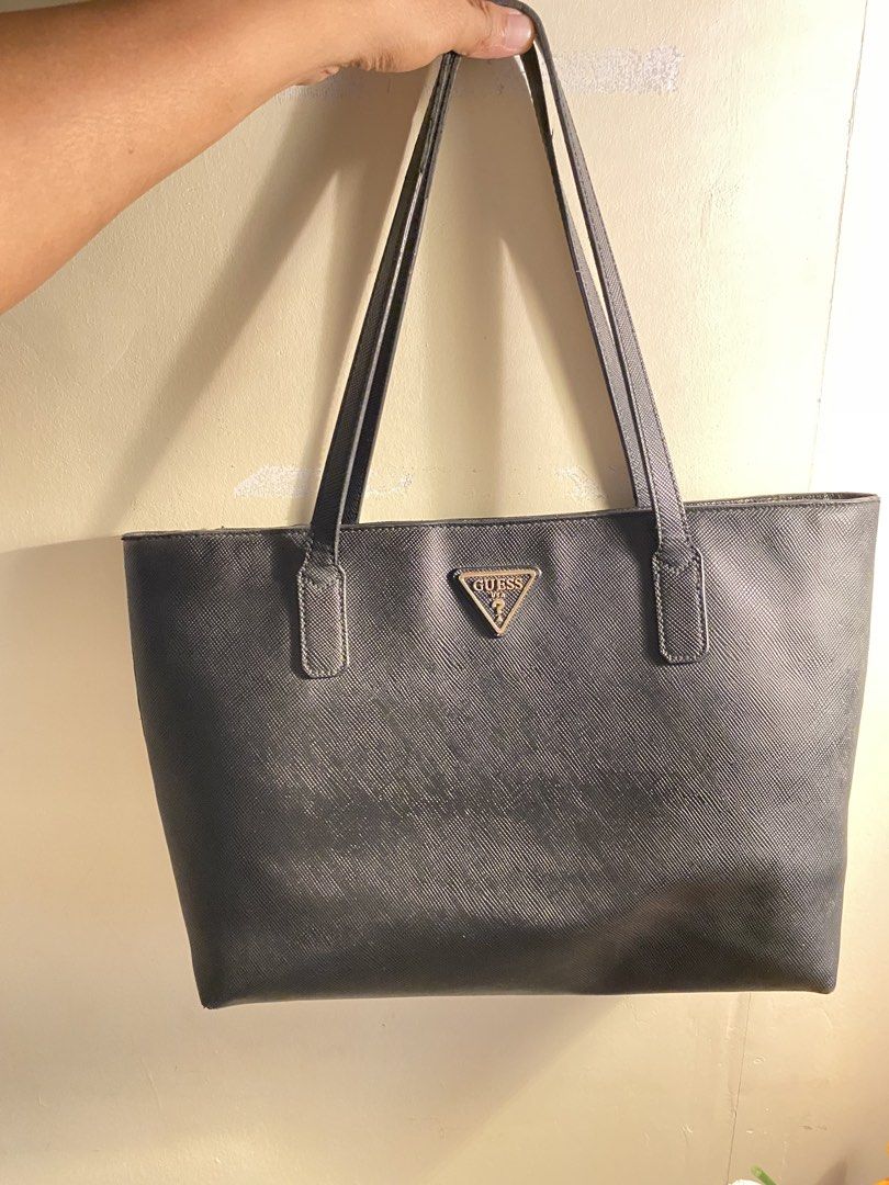 Guess leather shoulder bag (Category: Shoulder Bags) located in Caloocan City. Submitted by ruedasrene31385 (Listing ID 1461441379, Image 1). Description: **Guess Black Leather Shoulder Bag 🖤** Elegant and stylish black leather Guess shoulder bag. Perfect for everyday use, work, or casual outings. Easy to match with any outfit. ✨ Classic Guess design ✨ Black leather ✨ Spacious and practical ✨ Stylish and easy to carry 📌 Pre-loved / gently used 