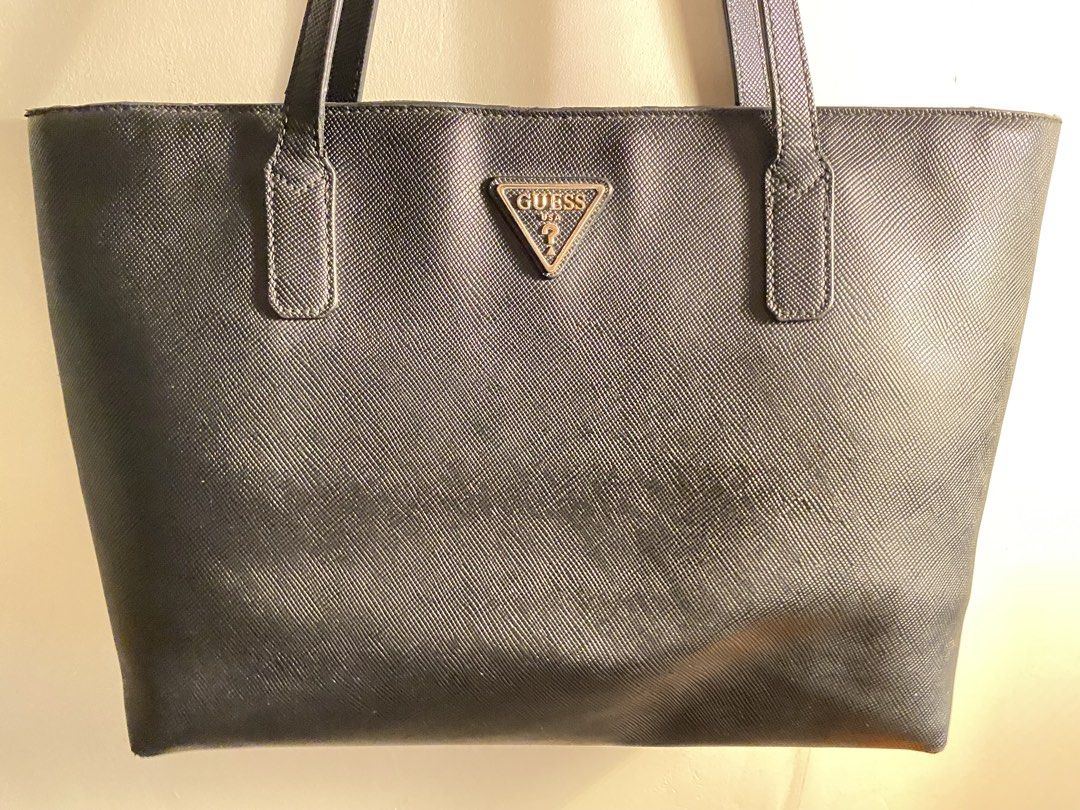 Guess leather shoulder bag (Category: Shoulder Bags) located in Caloocan City. Submitted by ruedasrene31385 (Listing ID 1461441379, Image 2). Description: **Guess Black Leather Shoulder Bag 🖤** Elegant and stylish black leather Guess shoulder bag. Perfect for everyday use, work, or casual outings. Easy to match with any outfit. ✨ Classic Guess design ✨ Black leather ✨ Spacious and practical ✨ Stylish and easy to carry 📌 Pre-loved / gently used 