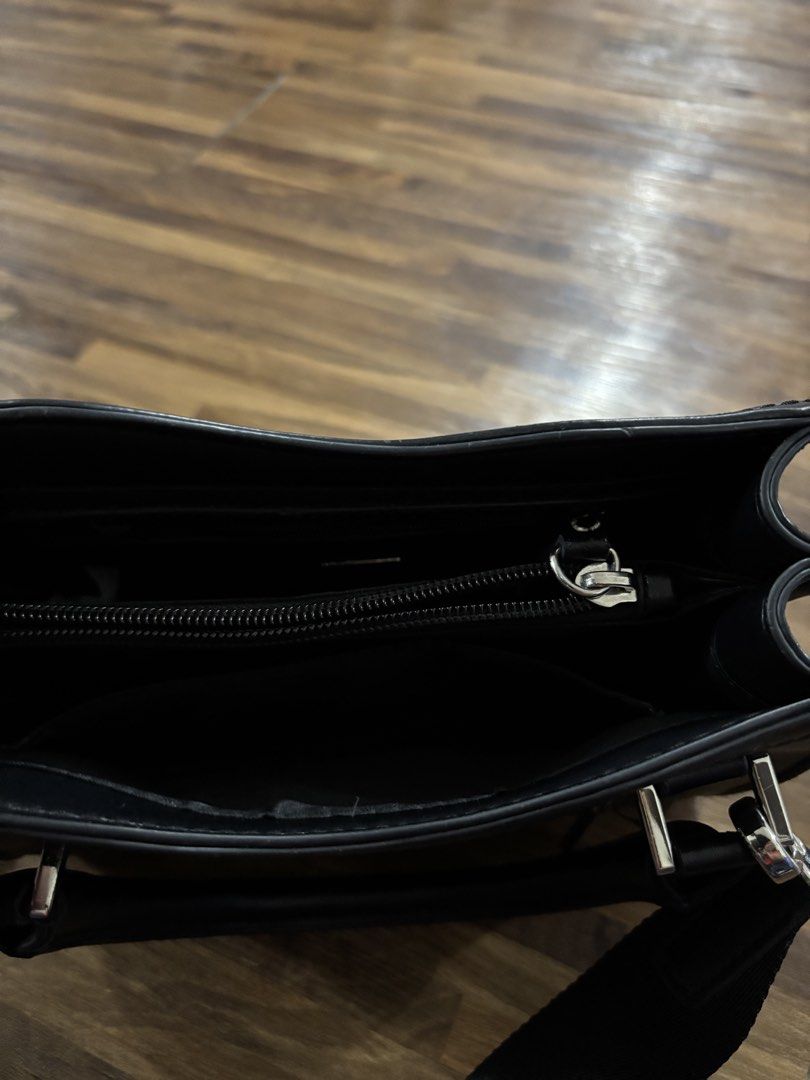 Guess sling bag original (Category: Cross-body Bags) located in Trece Martires City. Submitted by mlmendoza16 (Listing ID 1461331842, Image 3). Description: Guess sling bag Original Color black Adjustable strap Good as new No flaws .