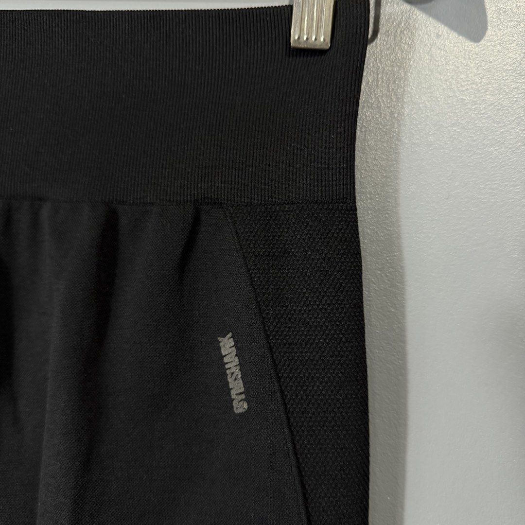 GYMSHARK (Category: Shorts) located in Mangaldan. Submitted by restyletrends.ph (Listing ID 1461450967, Image 3). Description: GYMSHARK Size : 26 -28 (stretchable) Length : 18.5 Color rate : 10/10 Like new No issue.