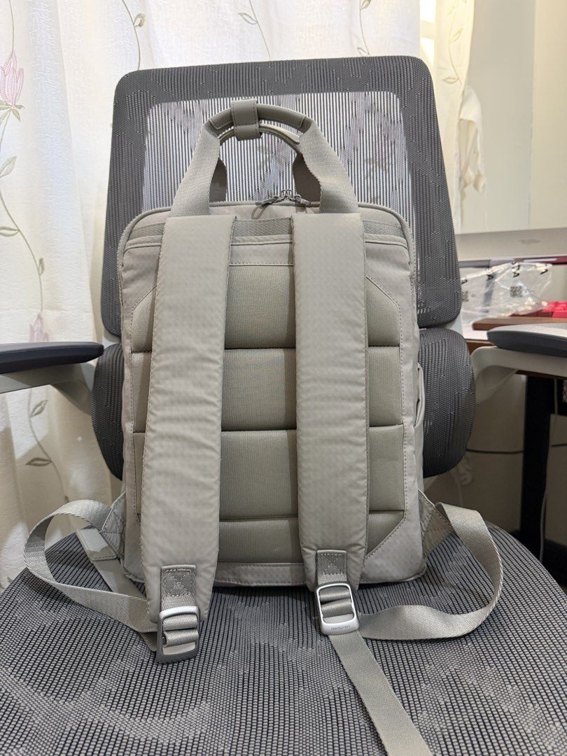 Hedgren 13.5L Rappu Backpack (Category: Backpacks) located in Manila. Submitted by shaz.sl (Listing ID 1461528016, Image 3). Description: Can fit 2 macbook pro Rfs: Camera gear doesn’t fit. Need a new backpack.