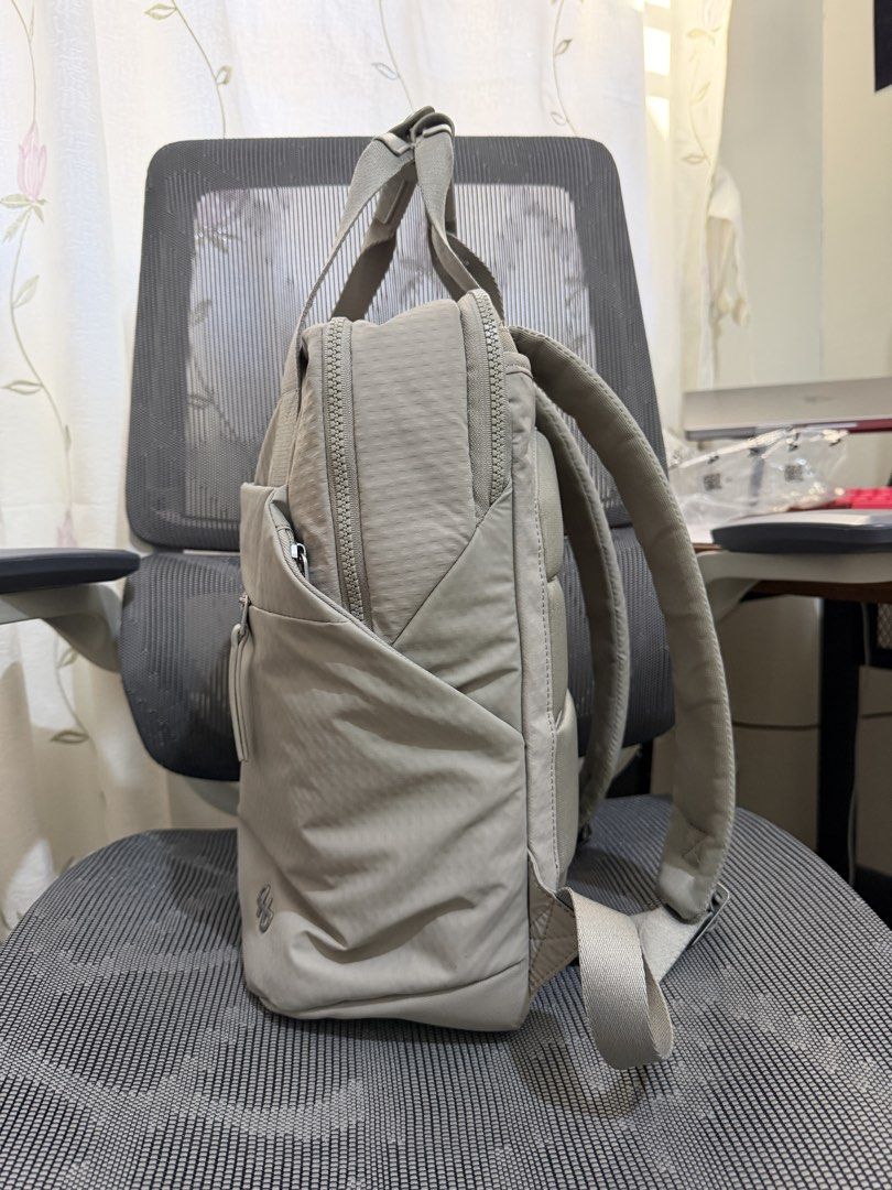 Hedgren 13.5L Rappu Backpack (Category: Backpacks) located in Manila. Submitted by shaz.sl (Listing ID 1461528016, Image 2). Description: Can fit 2 macbook pro Rfs: Camera gear doesn’t fit. Need a new backpack.