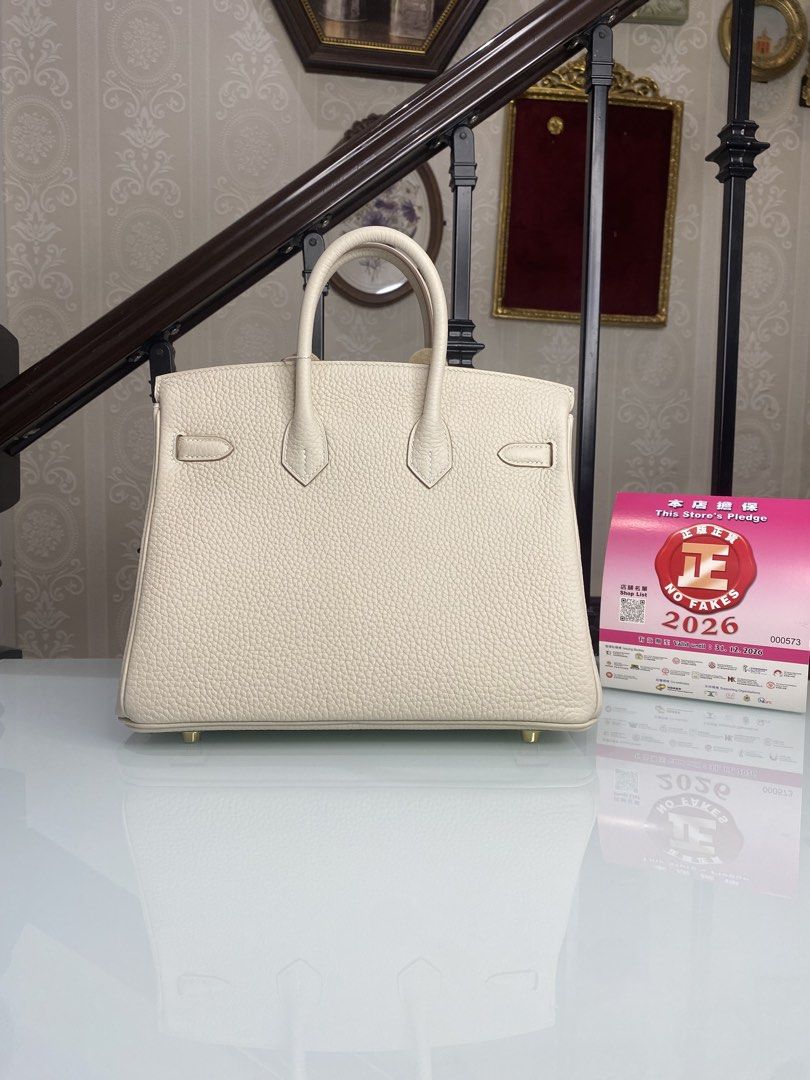 💫Hermes Birkin 25 CC10 Craie Ghw 奶昔白金扣 Togo皮 普皮天花板🔥現貨🔥 （分類：手袋及銀包）位於 Hong Kong。 由 ivy_watches 提交（商品編號 1461354055，圖片 3）。簡介： 💫Hermes Birkin 25 CC10 Craie Ghw 奶昔白金扣 Togo皮 普皮天花板🔥現貨🔥 100%全新🔥🔥🔥正品保證🔥 🤩實體店🤩 歡迎到門市睇現貨，原裝正貨，另有其他全新New現貨😊 6745 8638 ❤️WeChat ID: Ivychu2013 更新 #情人節禮物 #禮物 #生日禮物 #母親節禮物 #父親節禮物 #聖誕節禮物 #聖誕禮物 #新年禮物 #周年紀念禮物 #結婚禮物 #hongkong #new #hermes #kelly #minikelly #minikelly2 #gardenparty #halzan31 #birkin20 #picotin18 #picotin22 #mi