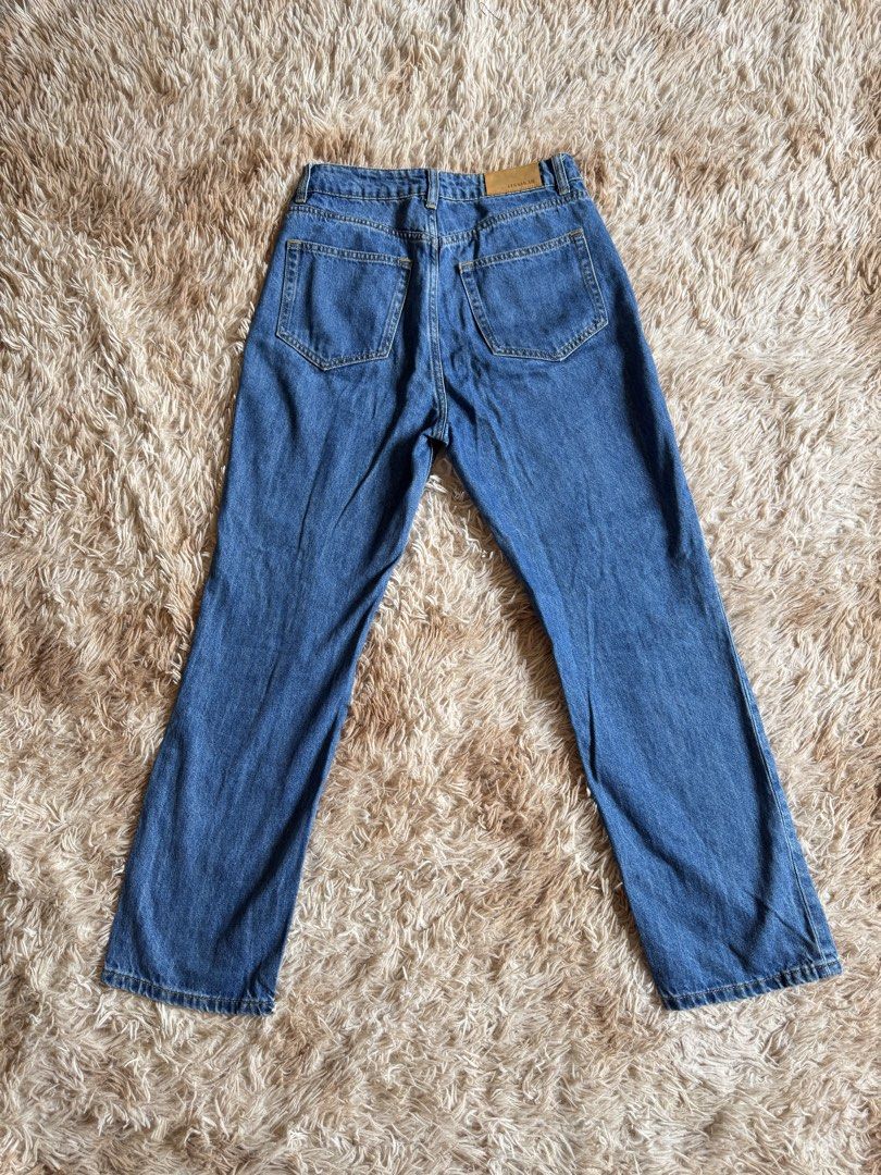 Highwaist Mom Jeans - Quality Denim (Category: Jeans) located in Quezon City. Submitted by ronavillezar (Listing ID 1461487012, Image 2). Description: - Highwaist mom jeans - Made with quality denim, makapal - Fits waist size 26-27 - Used only once.