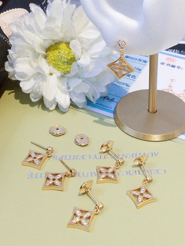 HK s925 Silver earrings (Category: Earrings) located in Manila. Submitted by bhelgoldseller2ndaccount (Listing ID 1461451484, Image 3). Description: HK setting S925 Silver Items Brandnew Per grams only.