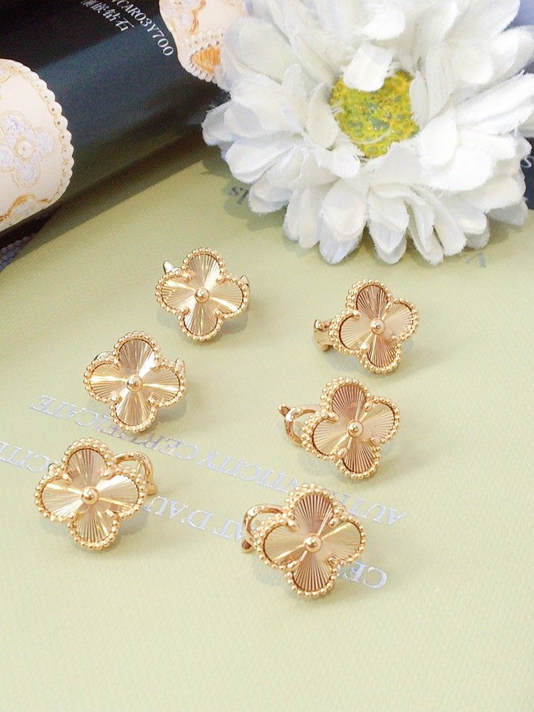 HK s925 Silver earrings (Category: Earrings) located in Manila. Submitted by bhelgoldseller2ndaccount (Listing ID 1461451484, Image 1). Description: HK setting S925 Silver Items Brandnew Per grams only.