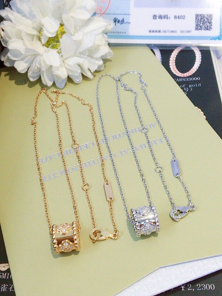 HK S925 Silver Necklaces (Category: Necklaces) located in Manila. Submitted by bhelgoldseller2ndaccount (Listing ID 1461451249, Image 3). Description: HongKong setting S925 Silver Items Brandnew Per grams Pm me for other details.