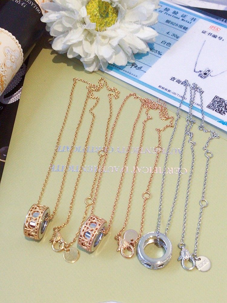 HK S925 Silver Necklaces (Category: Necklaces) located in Manila. Submitted by bhelgoldseller2ndaccount (Listing ID 1461451249, Image 2). Description: HongKong setting S925 Silver Items Brandnew Per grams Pm me for other details.