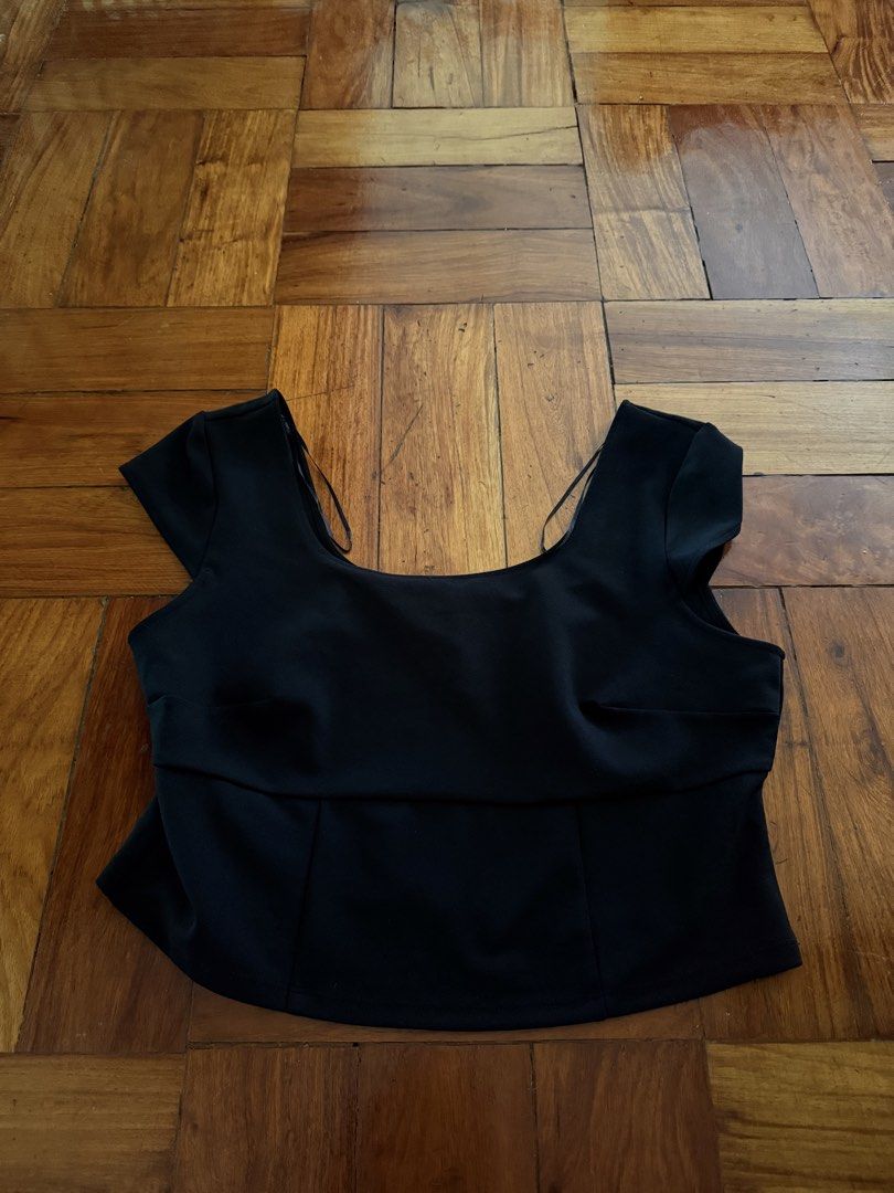 H&M Black Shirt in L (Category: Shirts) located in Carmona. Submitted by prelovedbyallia (Listing ID 1461398456, Image 1). Description: H&M Black Shirt •Size: L • RFS: Too big on me! • Only worn once MOP: BPI, BDO or GCash MOD: J&T or Lalamove Thank you! 🩷.