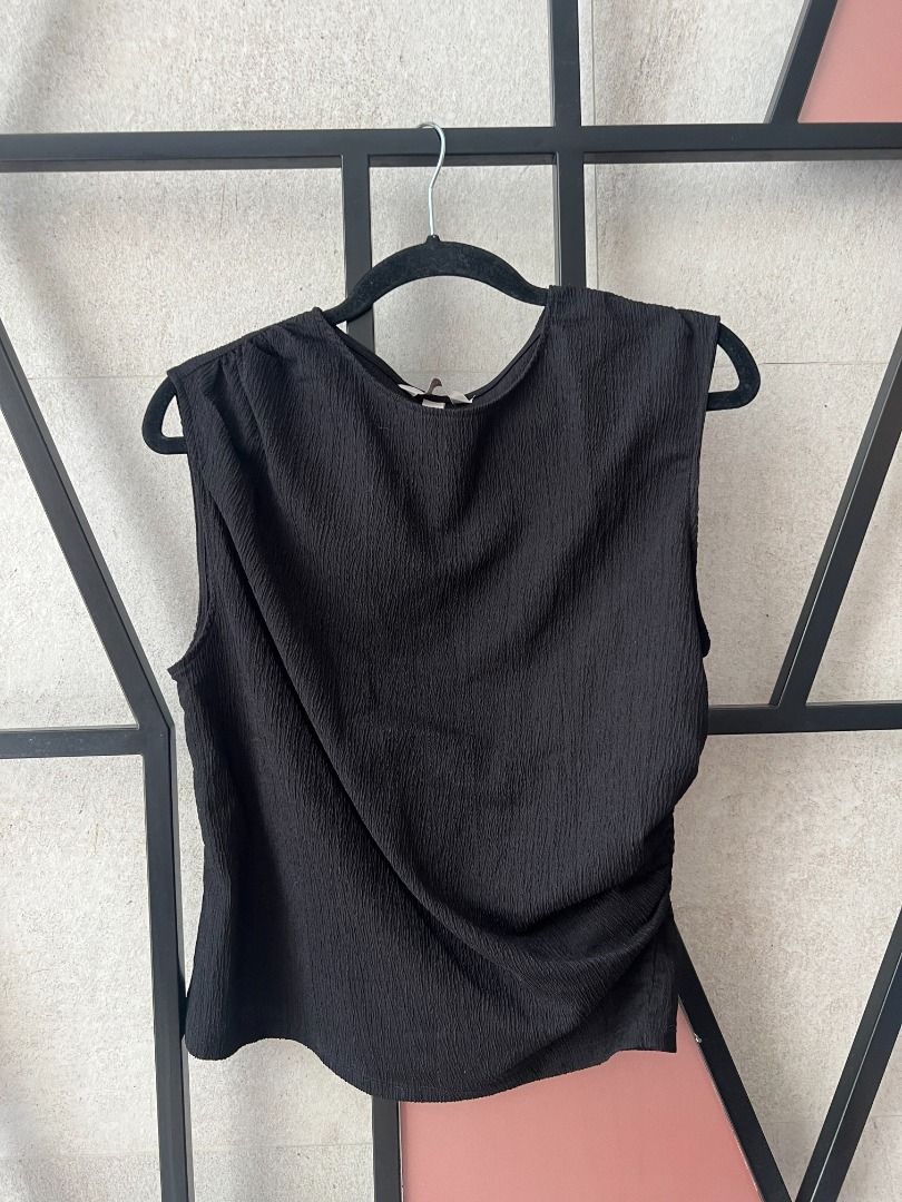H&M Black Top (Category: Blouses) located in Manila. Submitted by xtelf (Listing ID 1461451507, Image 1). Description: used twice max, not for me yung fit.