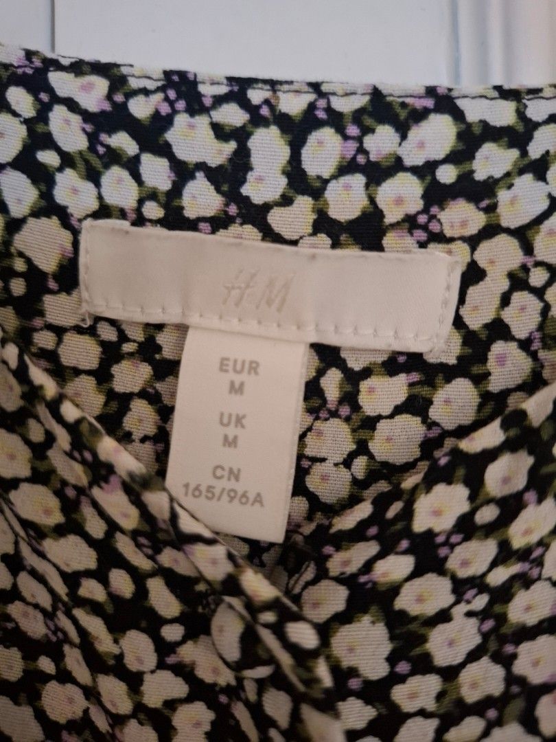 H&M Buttoned Dress (M) (Category: Dresses) located in Quezon City. Submitted by triciastrunk (Listing ID 1461347506, Image 3). Description: MOP: GCASH MOD: Lalamove, Grab Express, Flash Express, J&T, GoGo Xpress, or LBC. Shipping fee c/o buyer. Location: Fairview, Quezon City.
