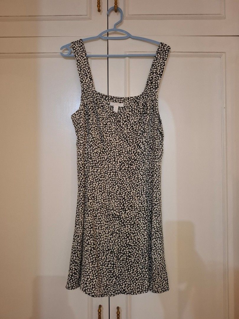 H&M Buttoned Dress (M) (Category: Dresses) located in Quezon City. Submitted by triciastrunk (Listing ID 1461347506, Image 1). Description: MOP: GCASH MOD: Lalamove, Grab Express, Flash Express, J&T, GoGo Xpress, or LBC. Shipping fee c/o buyer. Location: Fairview, Quezon City.
