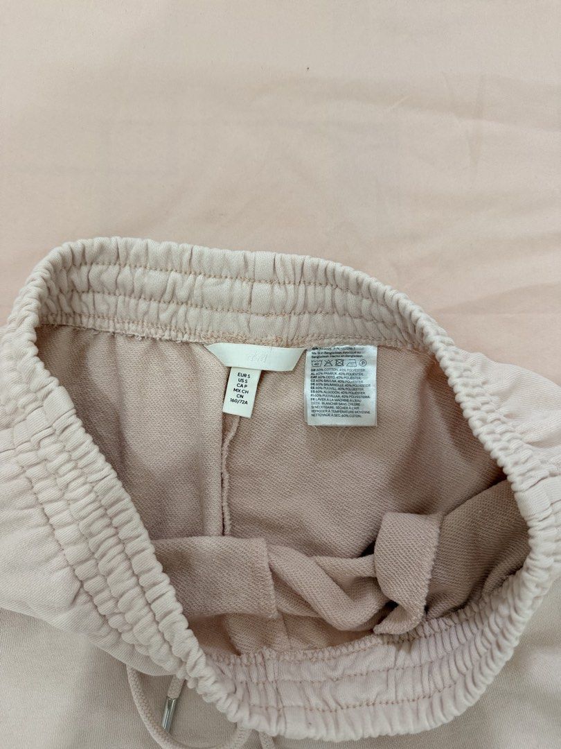 H&M COTTON BLEND SWEATS SHORT (Category: Shorts) located in Abulug. Submitted by joysmithznjo (Listing ID 1461433085, Image 2). Description: - Comfy light pink sweat shorts from H&M - Soft cotton blend fabric - Elastic waistband with adjustable drawstring - Features convenient pockets - Ideal for lounging or casual wear - Versatile for pairing with t-shirts or hoodies.