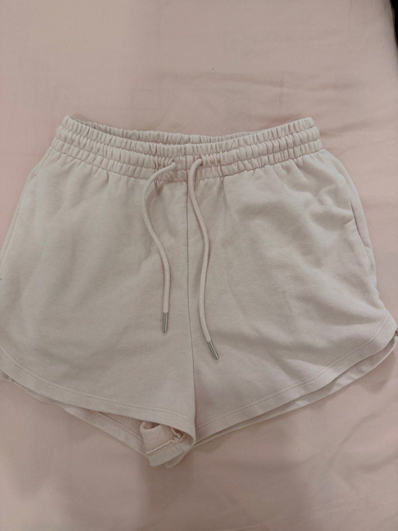 H&M COTTON BLEND SWEATS SHORT (Category: Shorts) located in Abulug. Submitted by joysmithznjo (Listing ID 1461433085, Image 1). Description: - Comfy light pink sweat shorts from H&M - Soft cotton blend fabric - Elastic waistband with adjustable drawstring - Features convenient pockets - Ideal for lounging or casual wear - Versatile for pairing with t-shirts or hoodies.